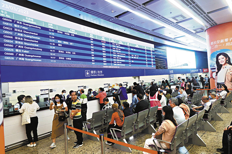 ◆香港市民於高鐵西九龍站排隊購票。 資料圖片
