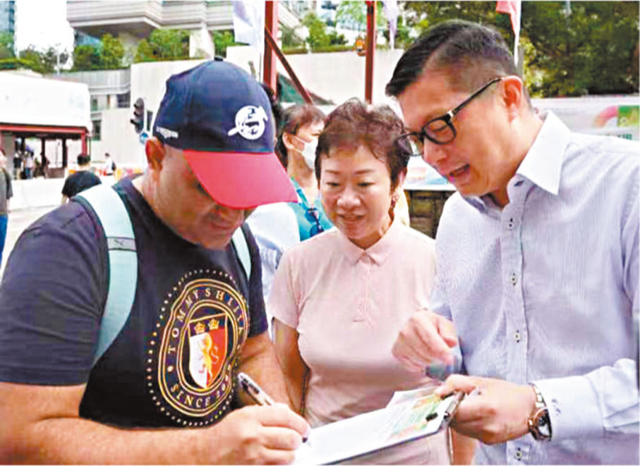 ◆ 鄧炳強（右一）與王惠貞（右二）邀請市民簽名支持。