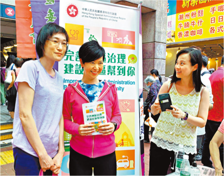 ◆ 何永賢（左二）在街站與簽名市民合照。何永賢Fb圖片