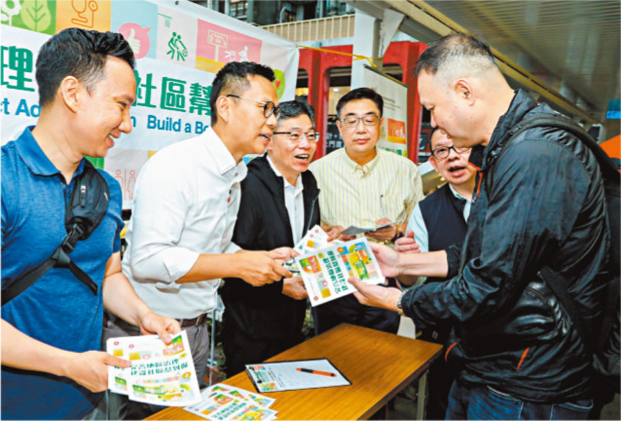 ◆陳恒鑌（左二）在荃灣開設簽名街站。陳恒鑌Fb圖片