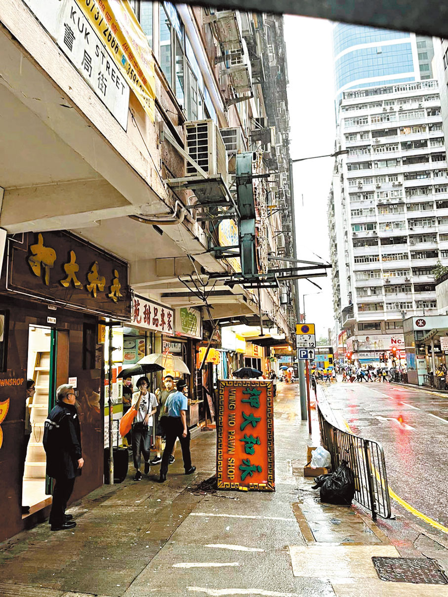 ◆北角有當舖招牌不敵紅雨塌落行人路。網上圖片