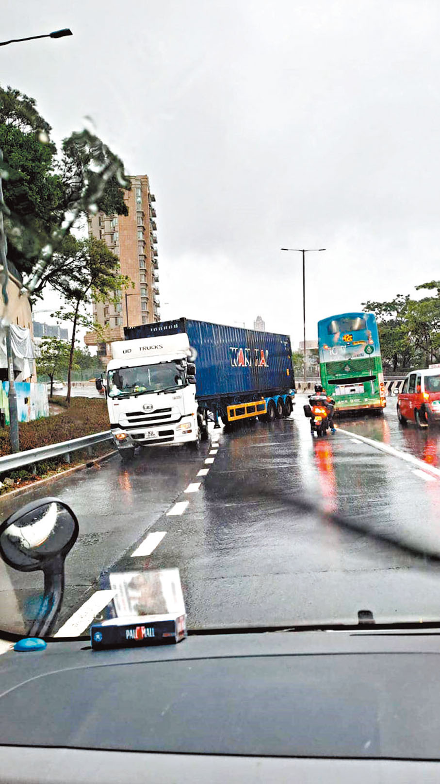 ◆有貨櫃車在龍翔道疑因天雨失控橫亘路中阻礙交通。網上圖片