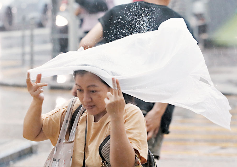 ◆市民遭突如其來滂沱大雨和強風弄得狼狽不堪。 香港文匯報記者郭木又  攝