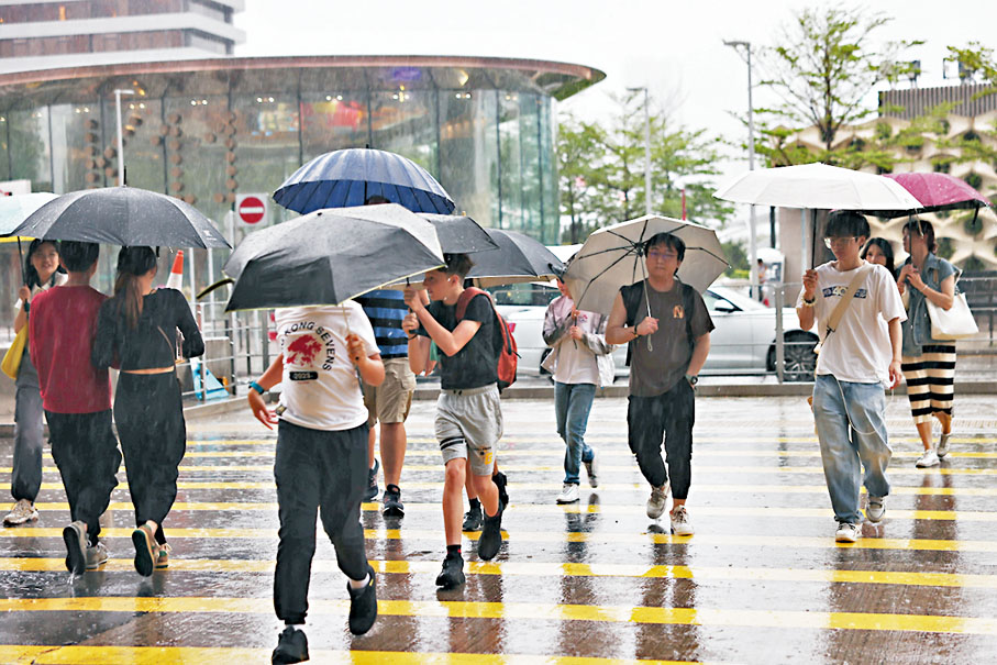 ◆天文台昨發出今年首個紅色暴雨警告。香港文匯報記者  攝