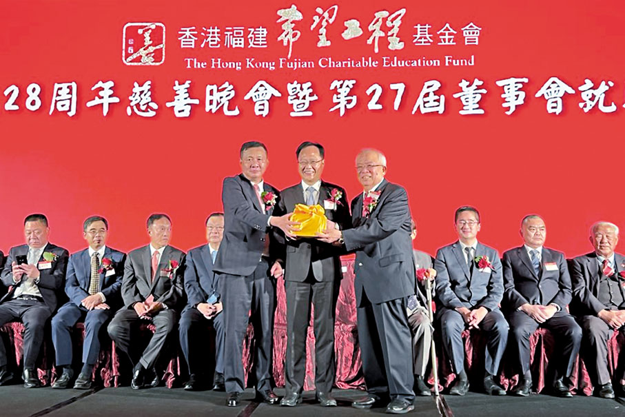 ◆陳冬（中）出席慈善晚會並主禮。 香港文匯報記者子京  攝