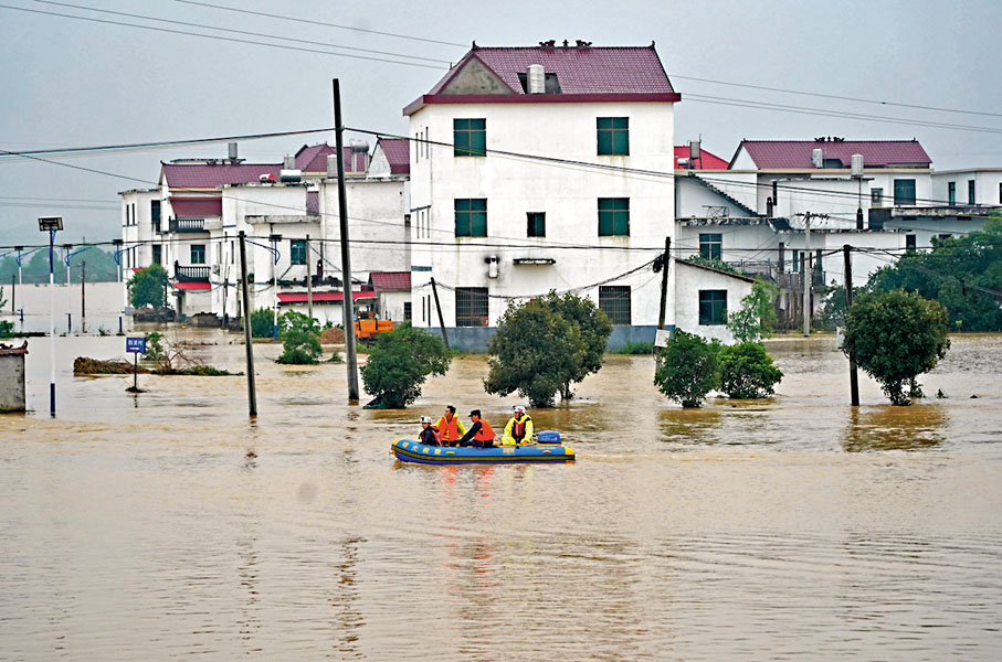 ◆5月6日，救援人員在江西省豐城市麗村鎮尚山村進行救援。 新華社