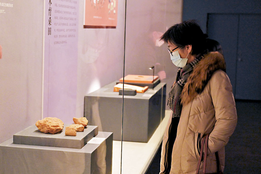◆2022年12月7日，觀眾在安徽博物院參觀「凌家灘文化展」。 資料圖片