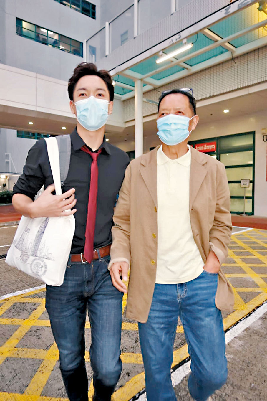 ◆吳大強昨日傍晚在兒子吳偉豪陪同下離開醫院。