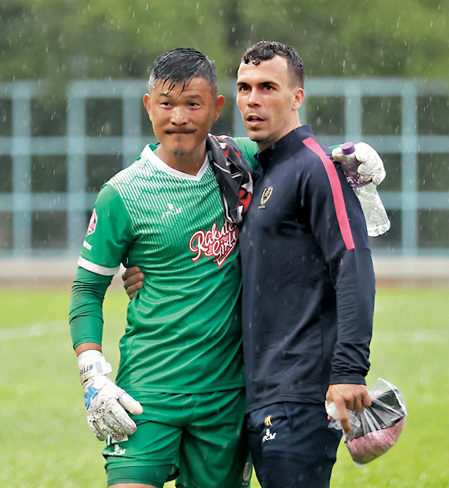 ◆ 何國泉（左）和艾拔簡奴一同宣布掛靴。