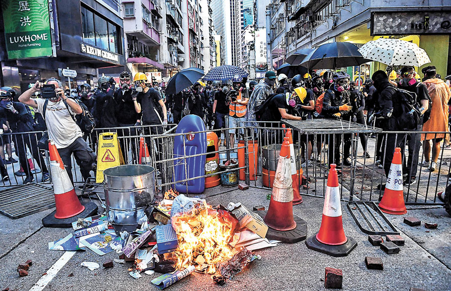 ◆「RSF」在修例風波期間一直緊盯香港，並且藉機大做文章。圖為2019年修例風波期間暴徒在街頭肆意打砸燒。 資料圖片