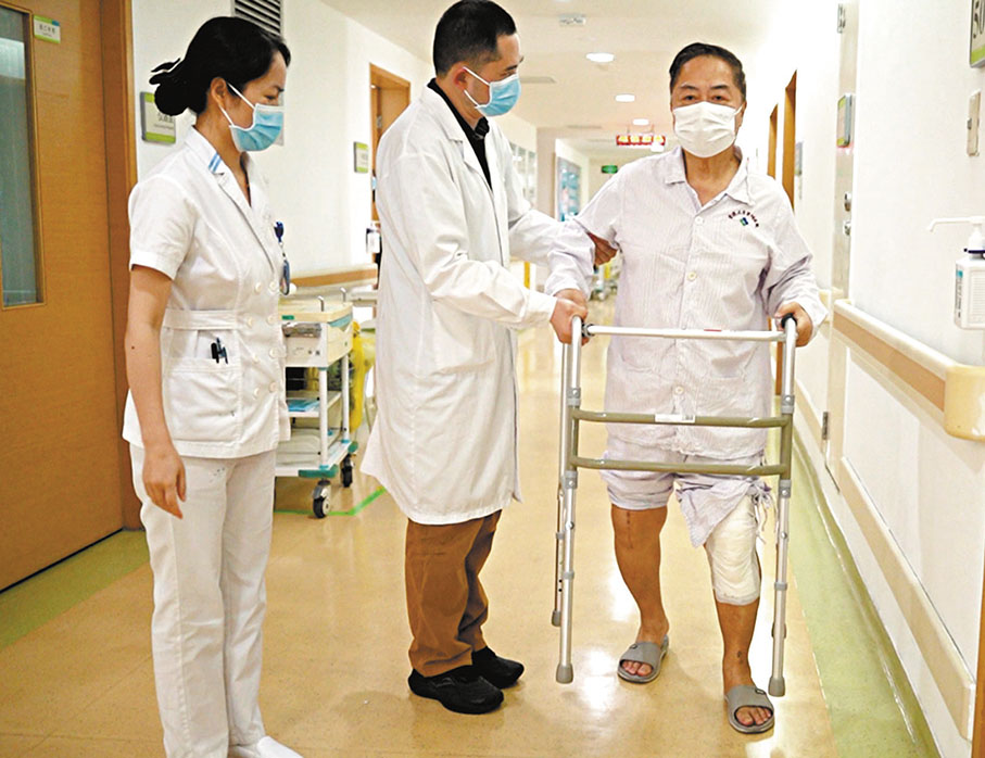 ◆ 68歲的港人陳先生在進行術後康復治療。 受訪者供圖