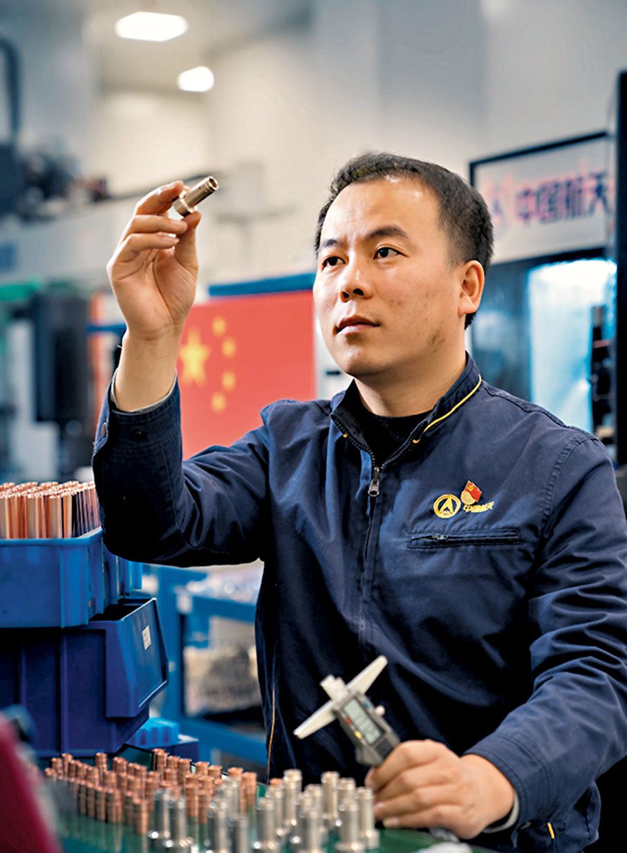 ◆ 何小虎測量火箭發動機燃燒室噴嘴的尺寸。