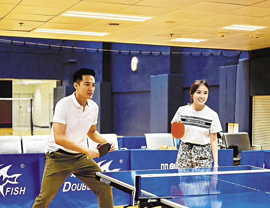 ◆劉倩婷及嘉賓球員陳智燊正練波。