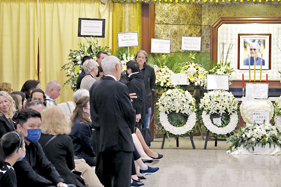 ◆吳耀漢家人一早已到靈堂打點，周梁淑怡（右二）慰問遺孀Susan、兒子吳嘉龍（Carl）。