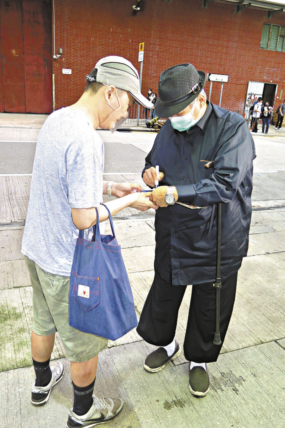 ◆影迷上前叫大哥洪金寶在「五福星」系列影碟上簽名留念。