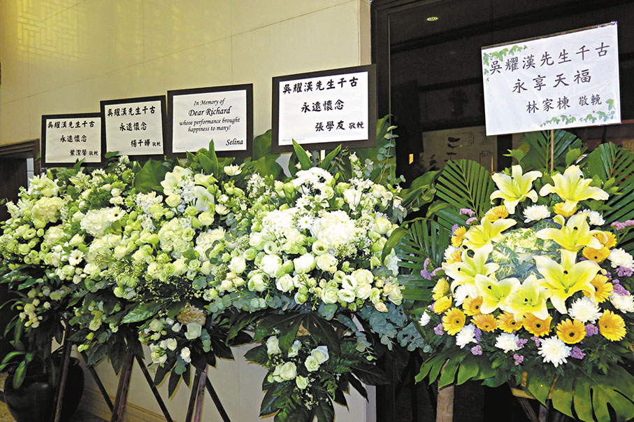 ◆家人為吳耀漢於世界殯儀館設靈，圈中人張學友、林家棟、吳彥祖、楊千嬅等送上花圈悼念。   