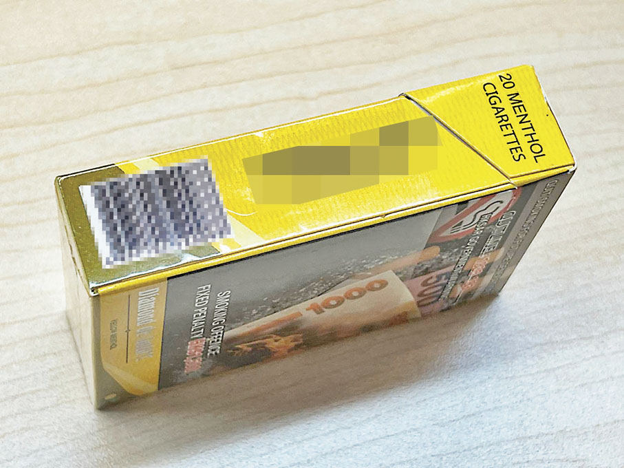 ◆香港文匯報記者在其中一個煙盒上找到條碼,成功追查到疑似代理商。香港文匯報記者廣濟 攝