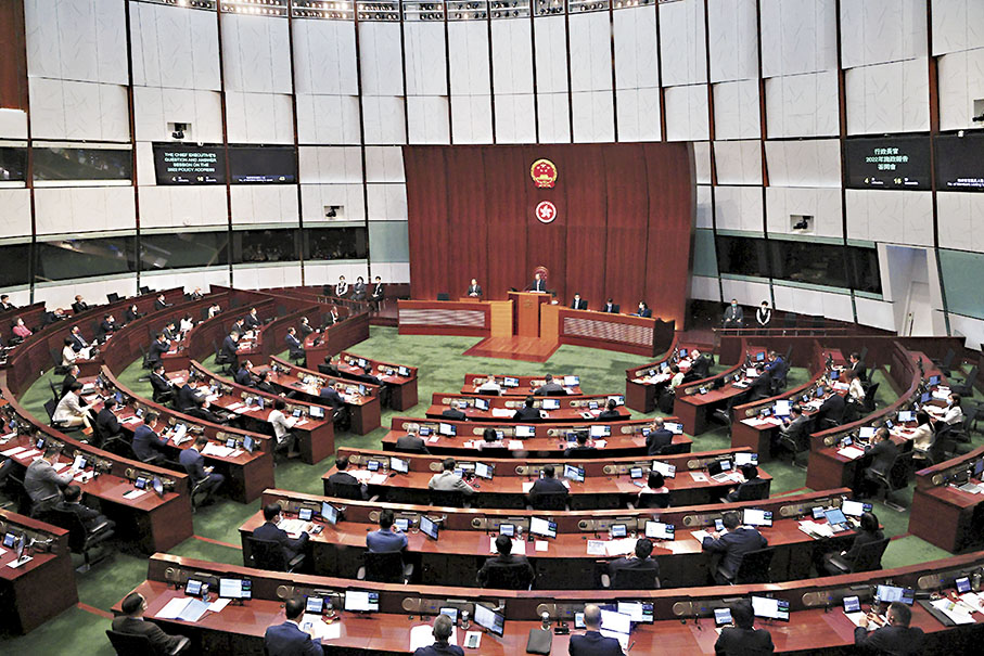 ◆李家超昨日公布將於下周四舉行首次「立法會行政長官互動交流答問會」，討論有關「二十大及兩會精神」議題。圖為李家超出席2022施政報告答問會回應議員提問。 資料圖片