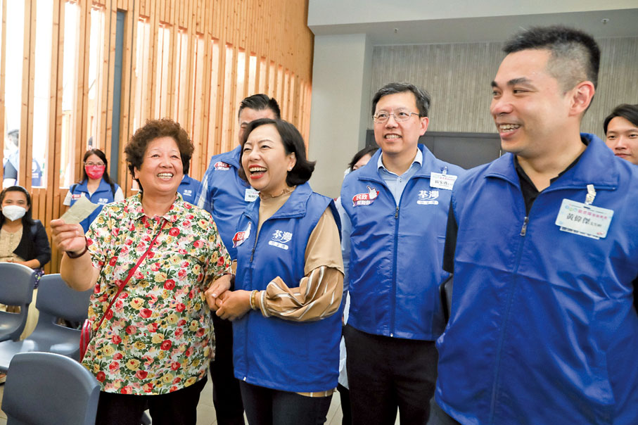 ◆ 民政及青年事務局局長麥美娟（左二）及荃灣民政事務專員區家盛（右二）在誓師典禮後視察關愛隊為區內居民提供的身體檢查服務及中醫義診服務。
