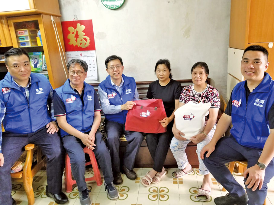 ◆ 荃灣民政事務專員區家盛與關愛隊隊員在誓師典禮後到訪荃灣區內的公屋住戶。