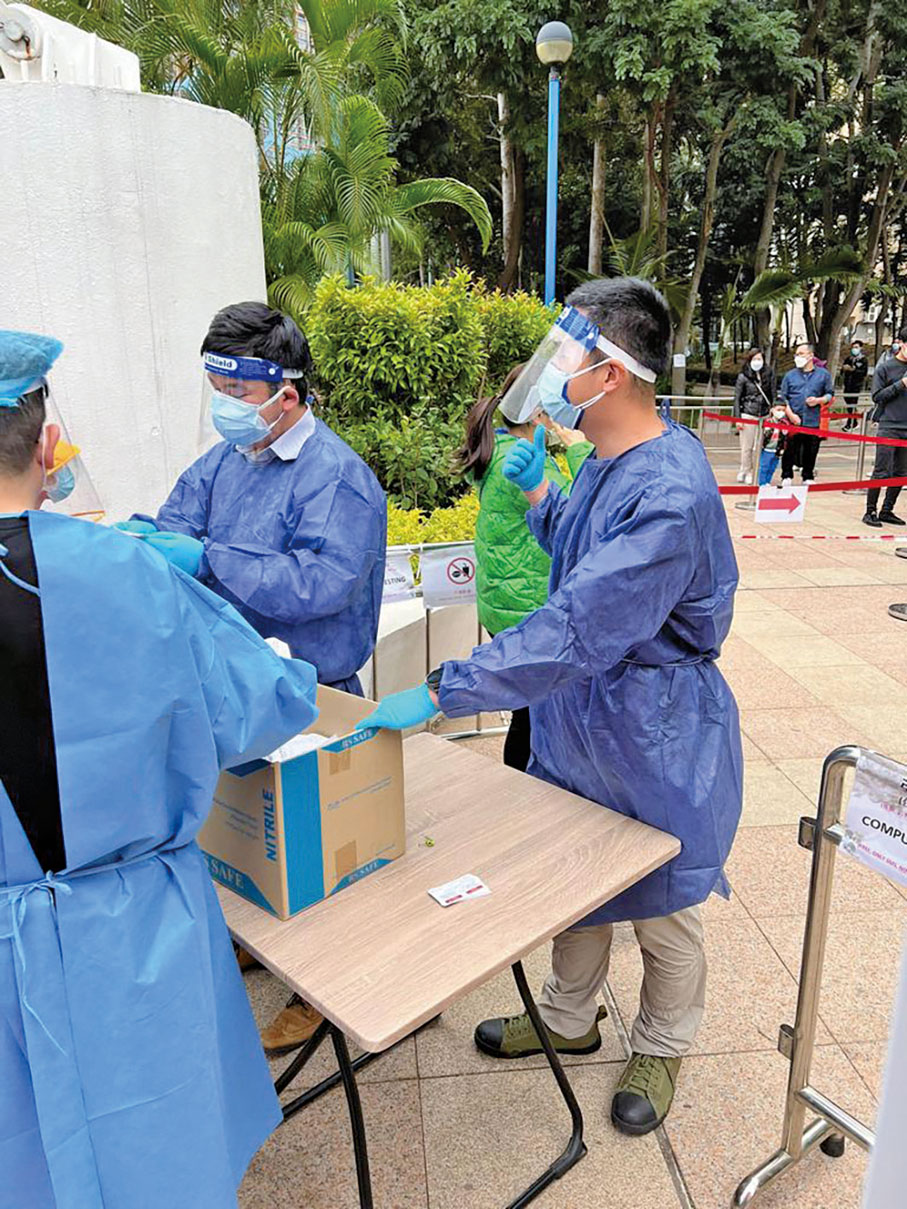 ◆ 荃灣區關愛隊承辦團體於疫情期間協助政府派發防疫服務包。