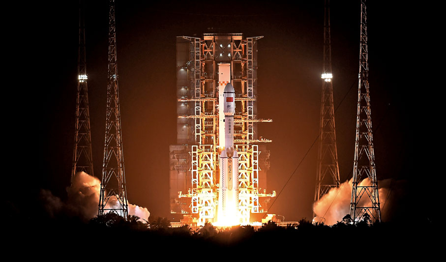 ◆ 搭載天舟六號貨運飛船的長征七號遙七運載火箭，在中國文昌航天發射場點火發射。     新華社