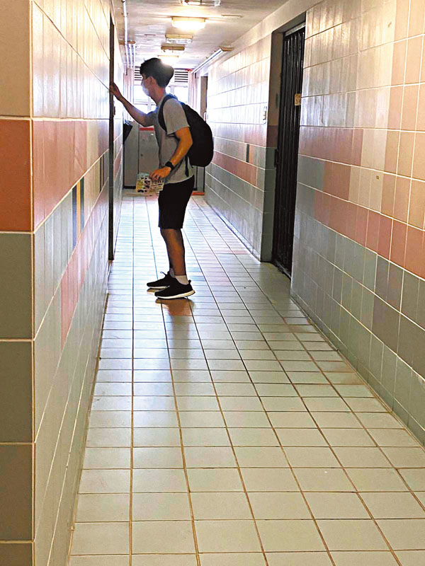 ◆有年輕人在屋邨派私煙單張。 香港文匯報專題組 攝