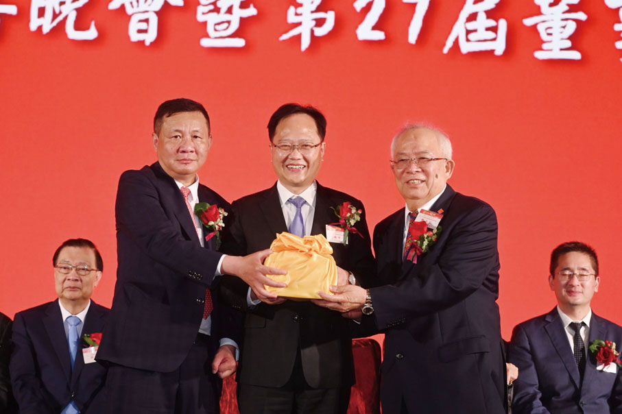 ◆在陳冬（中）的見證下，該會第二十六屆主席劉志仁（右一）將印鑒交接予新一屆主席洪頂擁（左一）。