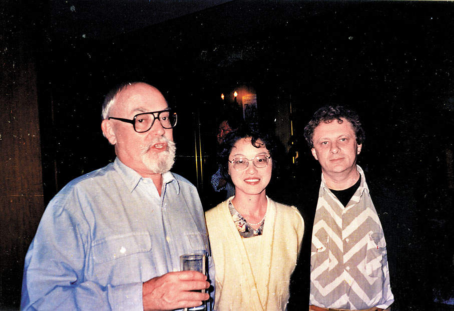 ◆1990年8月，楊瀟與WSF當屆主席諾曼．斯賓雷德、美國著名科幻作家哈里．哈里森在一起。受訪者供圖