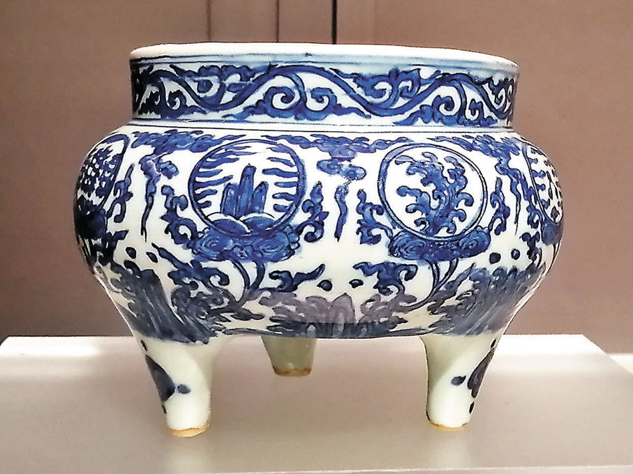 ◆青花靈芝捧八卦紋三足爐  明  萬曆（1573-1620）