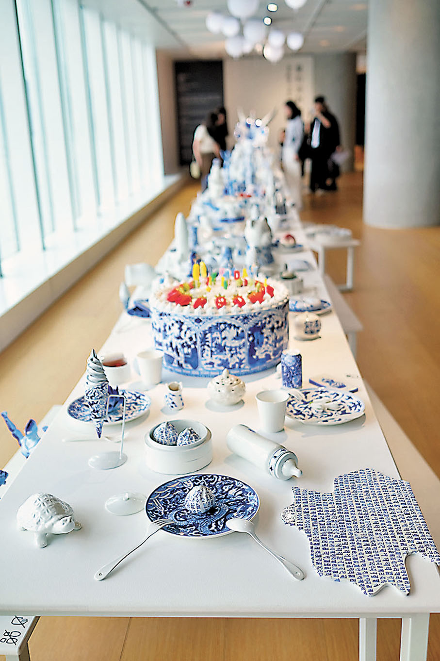◆超過500件青花瓷藝術品布置於長達14公尺（米）的餐桌上。