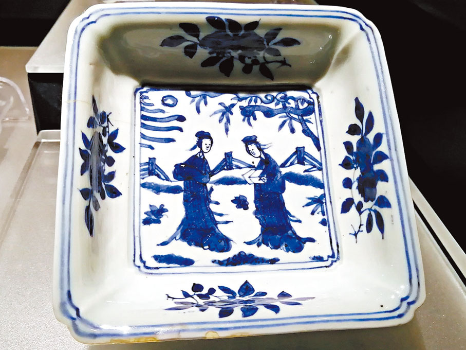 ◆青花人物紋方盤  明  隆慶（1567-1572）