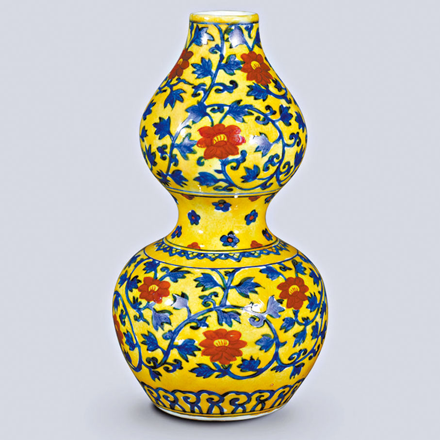 ◆黃地青花礬紅絓枝花卉紋葫蔖瓶  明  嘉靖（1522-1566）