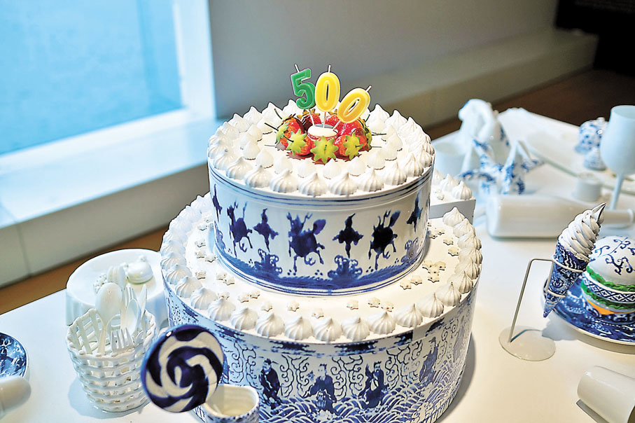 ◆青花瓷蛋糕插着「500」蠟燭，象徵嘉靖皇帝登基500年。