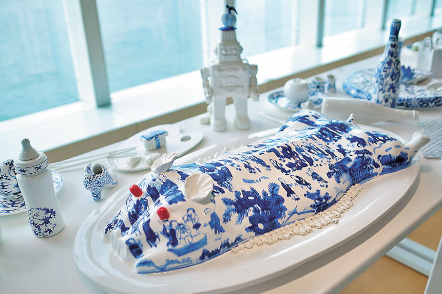 ◆青花烤乳豬可觀不可食。