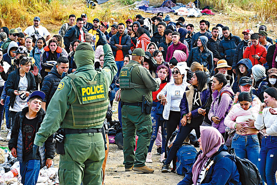 ◆美邊境人員在美墨邊境維持秩序。美聯社