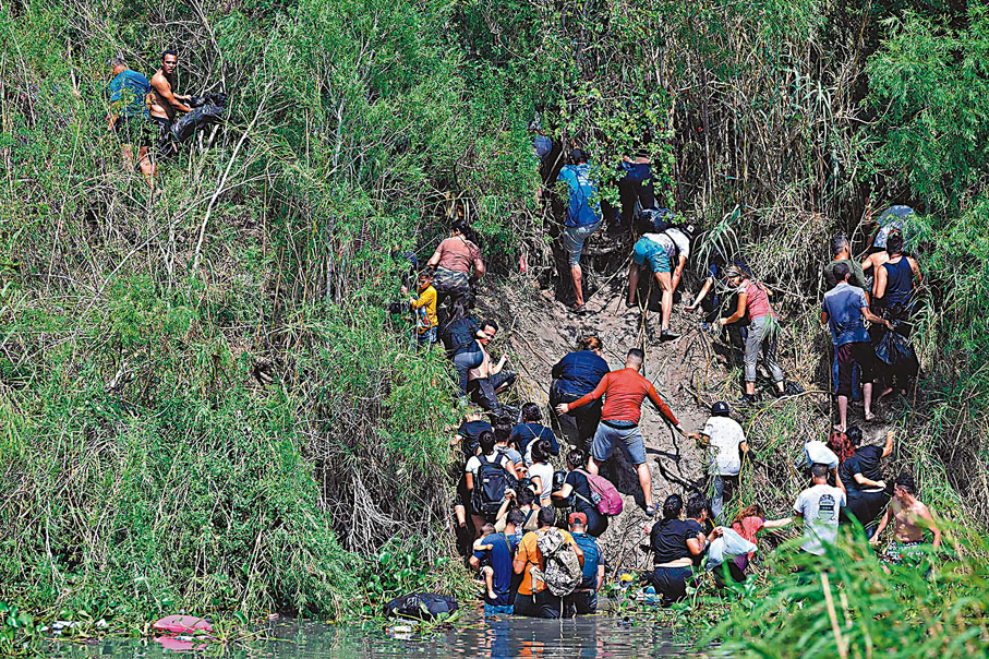 ◆非法移民試圖穿越格蘭德河進入美國。 法新社