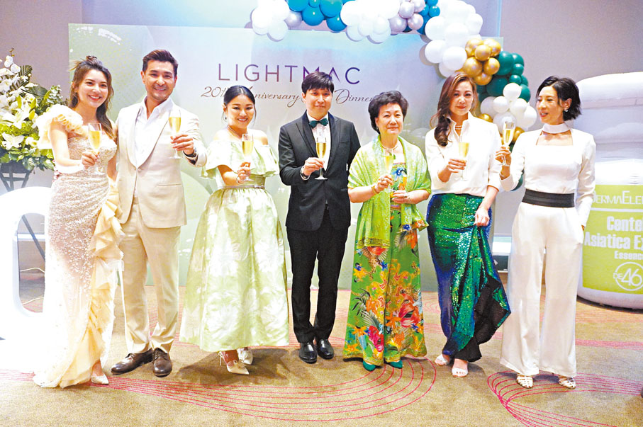 ◆陳展鵬和太太單文柔、王馨平、林漪娸盛裝出席代言的醫學美容中心的周年晚宴。