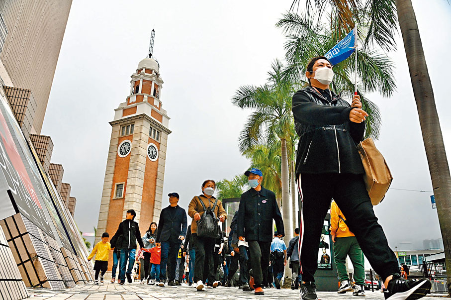 ◆ 下周一起，內地居民赴港澳團隊旅遊簽註「全國通辦」全面恢復實行。圖為內地旅行團於尖沙咀鐘樓附近遊玩。 資料圖片