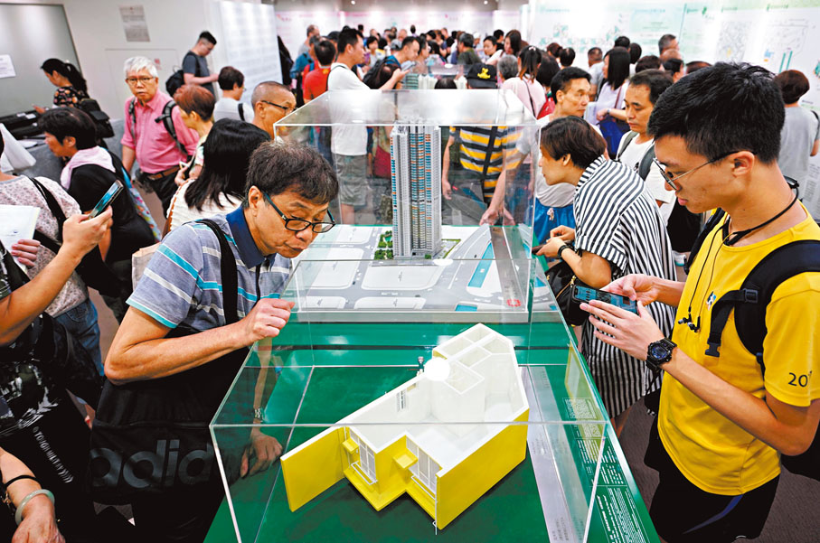 ◆眾多香港市民觀看公屋模型。資料圖片
