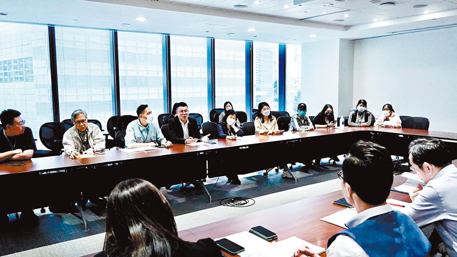 ◆劉國勳與發展局等部門討論。