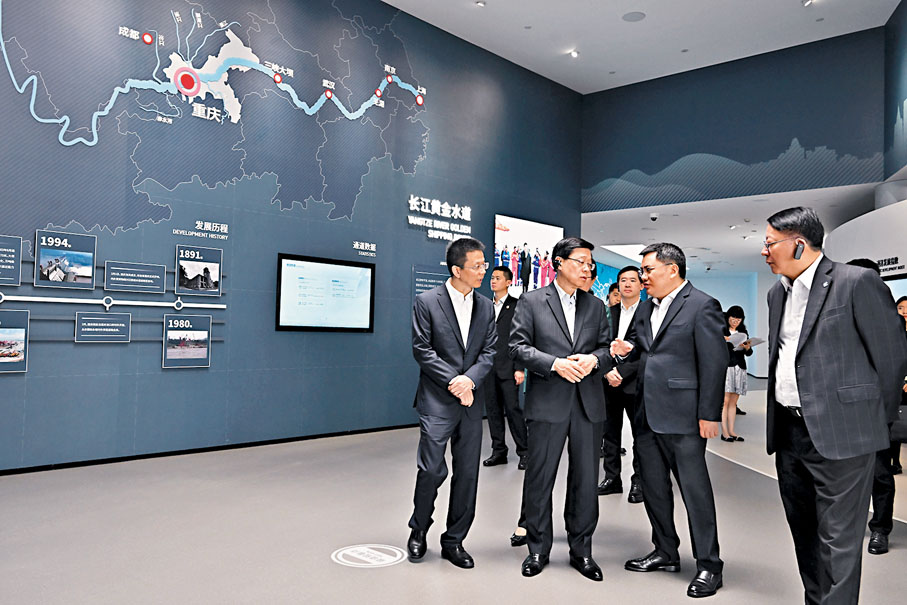 ◆ 李家超到訪重慶內陸國際物流樞紐展示中心，了解重慶物流的整體規劃。