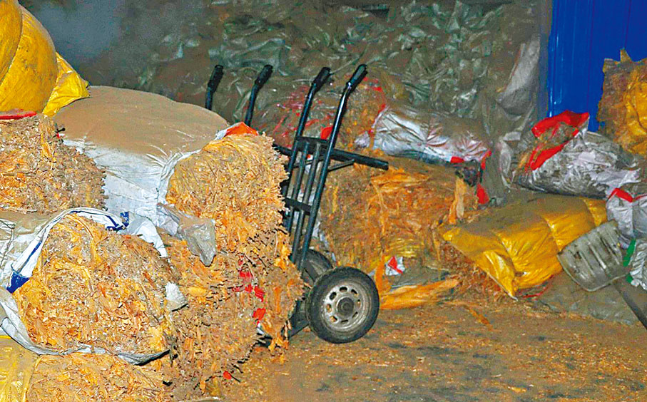 ◆山寨煙廠內堆放大量劣質煙草原材料。網上圖片