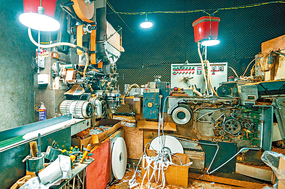 ◆山寨煙廠生產環境惡劣，無衞生標準可言。網上圖片