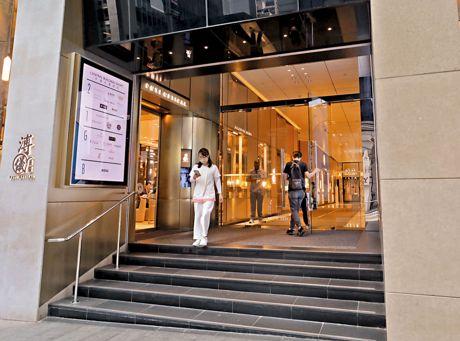 ◆傳統醫療中心及大樓集中於尖沙咀及中環，不少醫務商廈的租務情況尤其理想，空置率極低。上為中建大廈，左為中環太子大廈。