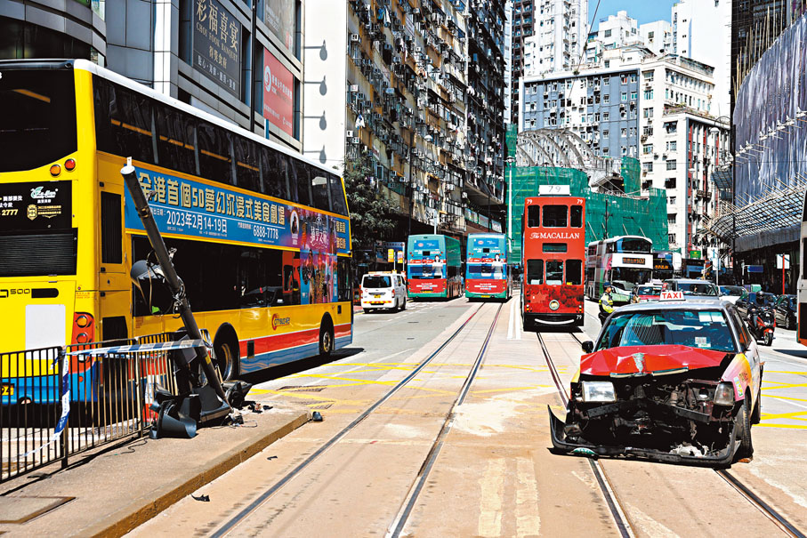 ◆今年3月，有的士北角失控撞飛3人，八旬司機涉危駕被捕。 資料圖片