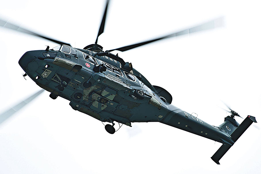 ◆直升機將遭蜂螫傷的漁護署職員送院急救。