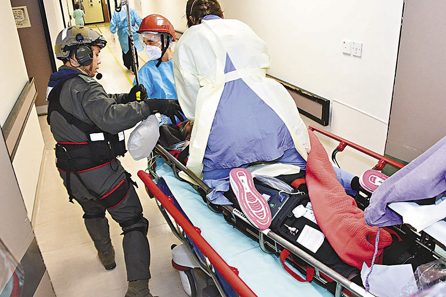 ◆醫生替昏迷的漁護署職員做心外壓。