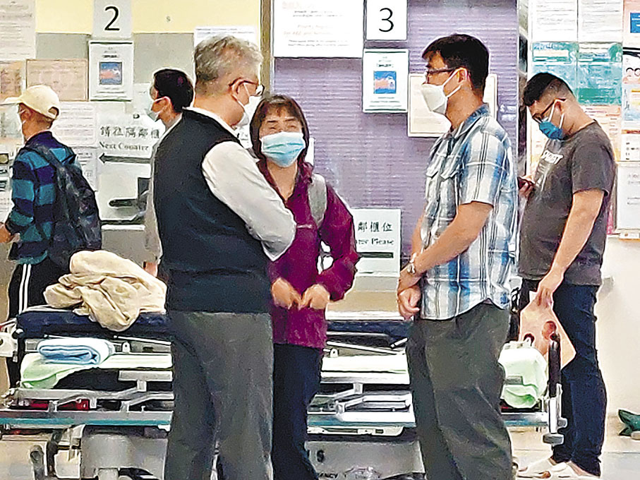 ◆漁護署人員及死者家人到醫院了解情況。