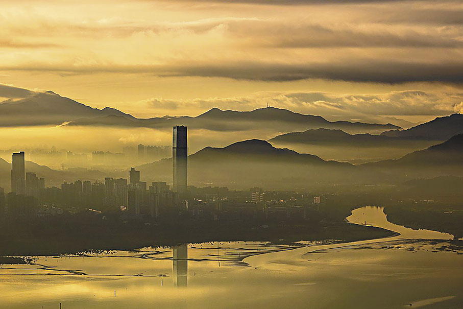 ◆吉子軒拍攝的深圳福田保稅區地標CFC與香港群山。香港文匯報深圳傳真